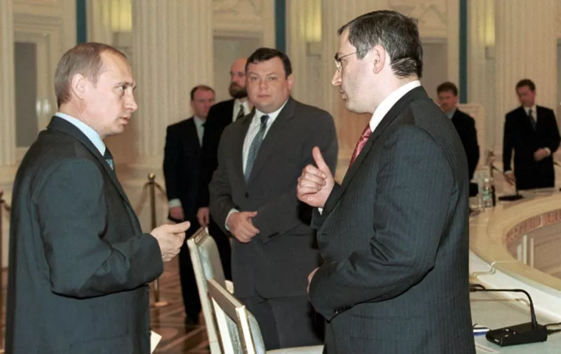 Russian President Vladimir Putin (L) talks to chairman of the board of Yukas oil company, Mikhail Khodorkovsky (R) during a meeting with members of the Russian Union of Industrialists and Entrepreneurs in the Kremlin, Moscow 31 May 2001. Vladimir Putin proposed to discuss tax issues, liberalisation of the currency legislation and Russia joining the World Trade Organisation (WTO).   (POOL)   
AFP PHOTO    EPA/ITAR-TASS POOL (Photo by POOL / AFP)