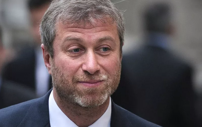 (FILES) A file picture taken on on October 31, 2011, shows Russian billionaire and Chelsea football club owner Roman Abramovich smiling during a break in proceedings at the High Court in central London. Abramovich is acquiring a 7.3 percent stake in mining giant Norilsk Nickel to help end a long running shareholder dispute, a statement said today. AFP PHOTO/CARL COURT (Photo by CARL COURT / AFP)