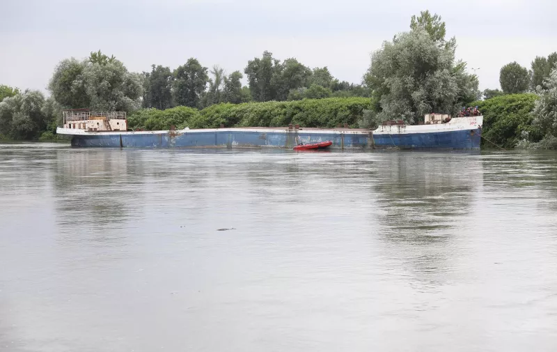 19.07.2021., Zagreb - Vatrogasci osiguravaju teglenicu na rijeci Savi koja se pomaknula. Photo: Marin Tironi/PIXSELL