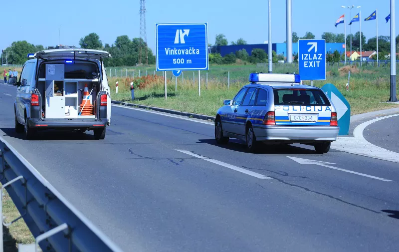 09.06.2017., Osijek - Motociklist poginuo u prometnoj nesreci na obilaznici D2 kod trgovackog centra Metro. Policijski ocevid je u tijeku. rPhoto: Davor Javorovic/PIXSELL