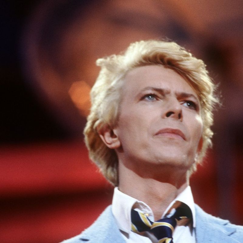 Photo prise, le 09 juin 1983, du chanteur, musicien, peintre, cinéaste, acteur, David Bowie, lors de son second spectacle sur la pelouse du champs de course d'Auteuil. David Bowie, a été acclamé par des milliers de fans.
FILM     AFP PHOTO (Photo by PHILIPPE WOJAZER / AFP)