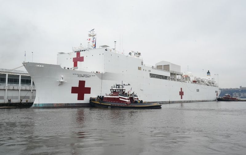 The USNS Comfort is docked at Pier 90 on March 30, 2020 in New York. - A military hospital ship arrived in New York Monday as America's coronavirus epicenter prepares to fight the peak of the pandemic that has killed over 2,500 people across the US. The navy's 1,000-bed USNS Comfort entered a Manhattan pier around 10:45 am (1545 GMT). It will treat non-virus-related patients, helping to ease the burden of hospitals overwhelmed by the crisis. (Photo by Bryan R. Smith / AFP)
