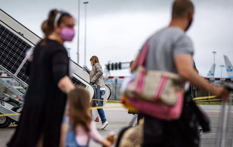Passengers board on Easyjet airplane at the Amsterdam-Schiphol Airport, The Netherlands, on  July 1, 2020. - EasyJet airlines resume flights to and from Amsterdam-Schiphol Airport after a period of no flying due to the coronavirus. (Photo by Remko DE WAAL / ANP / AFP) / Netherlands OUT