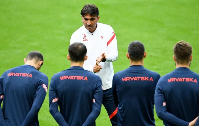 Croatia's head coach Zlatko Dalic (back) speaks to his players during a training session at the Stade de France in Saint-Denis, outside Paris, on September 7, 2020, on the eve of the UEFA Nations League Group C football match against France. (Photo by FRANCK FIFE / AFP)