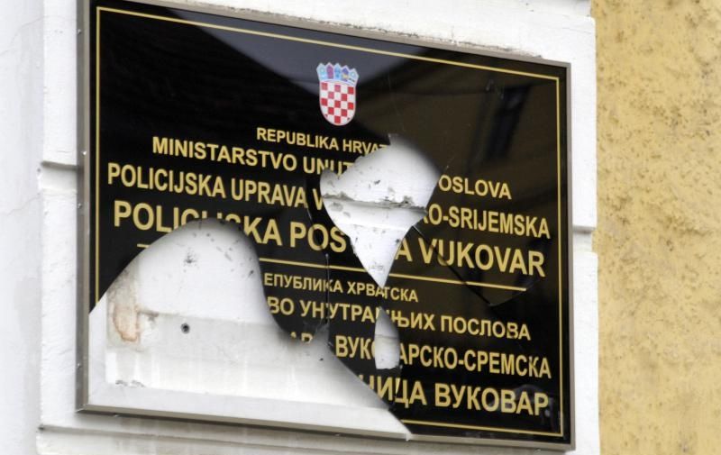 12.11.2013., Vukovar - Policija se sukobila s tri osobe koje su danas u 11 sati pokusale skinuti plocu s dvojezicnim natpisom, pri cemu je jedan od izgrednika ozlijeden. 
Photo: Goran Ferbezar/PIXSELL