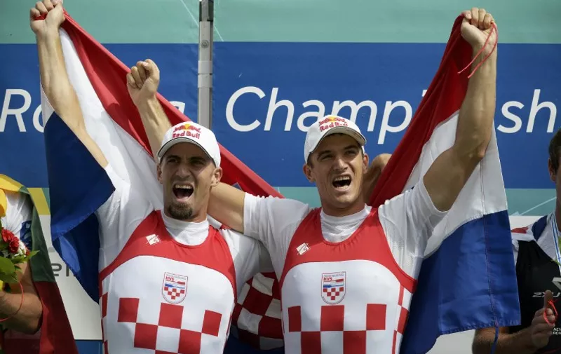 Croatia's Martin Sinkovic (L) and Valent Sinkovic (R) celebrate on the podium after winning the men's coxless pair sculls, on September 6, 2015 in Aiguebelette-Le-Lac, during the world rowing championships. AFP PHOTO / JEFF PACHOUD
