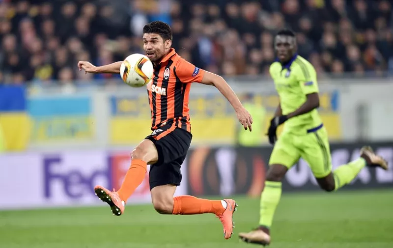 FC Shakhtar's Donetsk Eduardo (L) runs with the ball during the UEFA Europa League, Round 16, football match between Shakhtar and Anderlecht at Arena Lviv Stadium in Lviv on March 10, 2016. / AFP / SERGEI SUPINSKY