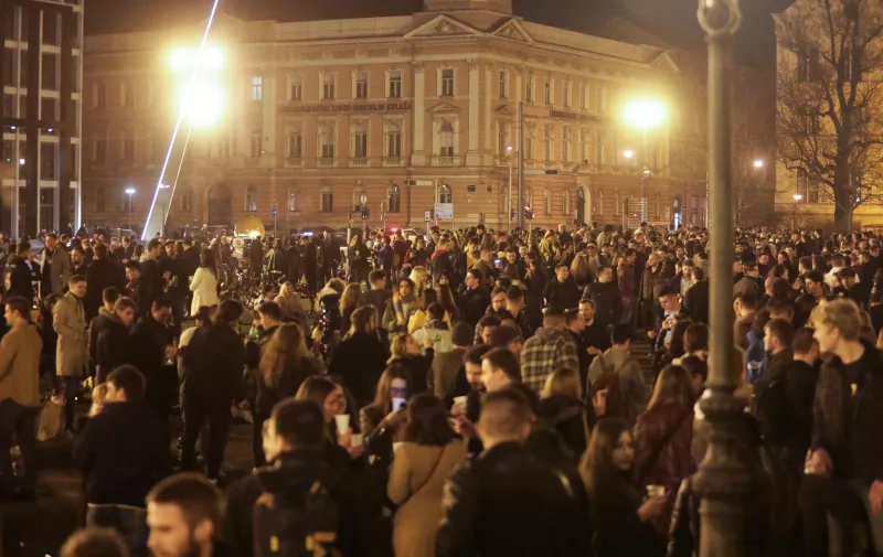 26.02.2021., Zagreb - Veliki broj mladih zabavlja se ispred HNK uz glazbu i alkohol.
Photo: PIXSELL