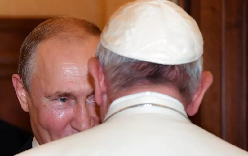 Pope Francis (R) greets Russian President Vladimir Putin upon his arrival for a private audience on July 4, 2019 at the Vatican. - Russian President Vladimir Putin arrived in Rome for a lightning visit including talks with the pope and Italy's populist government, which has called for an easing of sanctions despite Moscow's ongoing crisis with the West. (Photo by ALESSANDRO DI MEO / POOL / AFP)