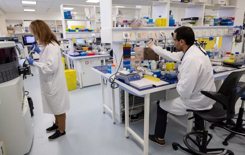 Searchers work in an oncology laboratory at the research and development site of French pharmaceutical company Sanofi in Vitry-Sur-Seine, near Paris, September 9, 2022 (Photo by Thomas SAMSON / AFP)