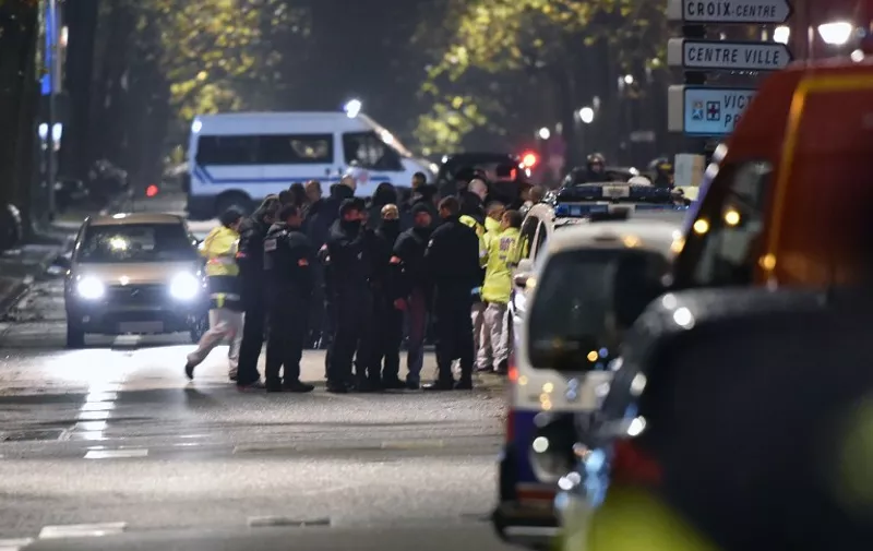 Police cordon off the area close to where armed men have taken hostages in the northern French town of Roubaix, on November 24, 2015. One or more armed men have taken hostages local authorities said, but there was no immediate indication of a link to the Paris attacks of November 13 in which some 129 people died. Roubaix's mayor office said the suspect or suspects "carried out a robbery". AFP PHOTO /  PHILIPPE HUGUEN / AFP / PHILIPPE HUGUEN