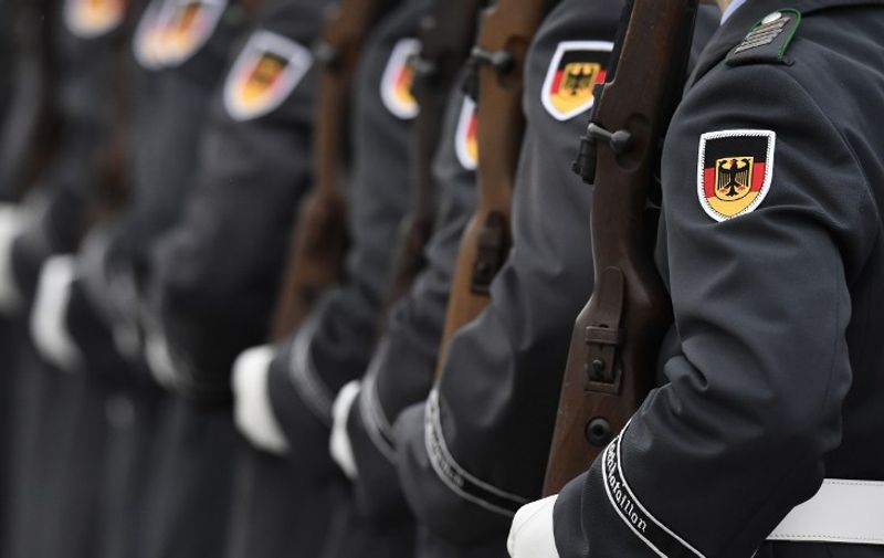 German Bundeswehr soldiers of an honor guard are pictured during a welcoming ceremony at the Defence Ministry in Berlin November 27, 2015.   AFP PHOTO / TOBIAS SCHWARZ / AFP / TOBIAS SCHWARZ