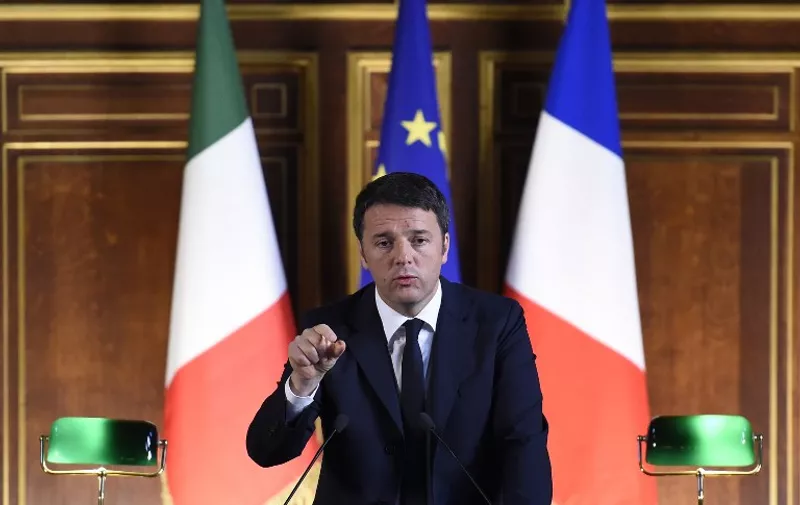 Italian Prime Minister Matteo Renzi pays homage on November 26, 2015, to the victims of Paris' attacks at the Sorbonne University in Paris, where Italian national Valeria Solesin, one of the victims, studied.  AFP PHOTO / LIONEL BONAVENTURE / AFP / LIONEL BONAVENTURE