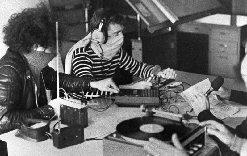 des animateurs de Radio Alsthom sont assis à la table de mixage durant un'émission pirate, le 04 juillet 1980 à Belfort.   AFP PHOTO