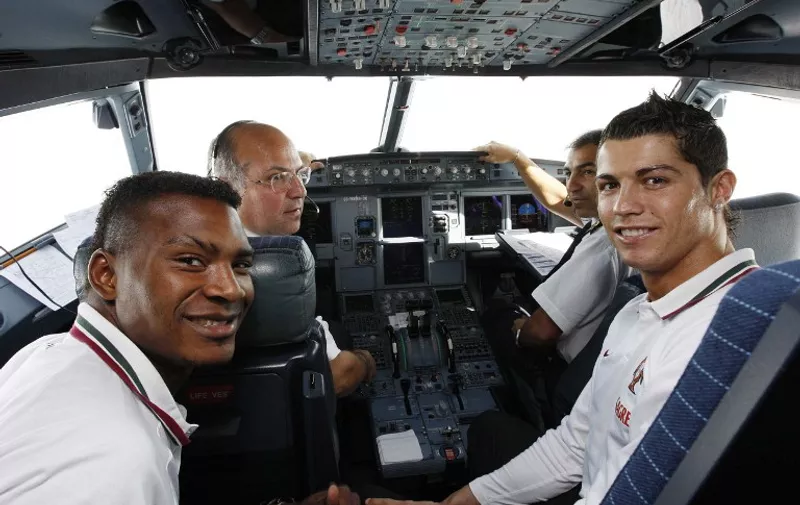 Picture taken on February 5, 2008, shows Portugal's Cristiano Ronaldo (R) and Aziza Makukula (L) posing in the cockpit of the plane which took the Portuguese national team to Zurich, Switzerland. Portugal faces Italy on 6 February in a friendly footaball match in preparation for the EURO 2008. AFP PHOTO/ HO/ FRANCISCO PARAISO/ FPF