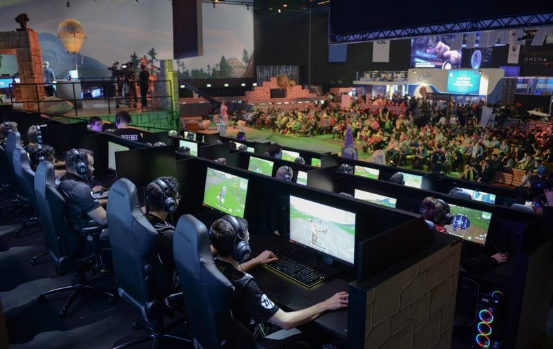 Online gamers compete at the ESL Katowice Royale Featuring Fortnite Tournament during the Intel Extreme Masters Katowice 2019 event in Katowice on March 3, 2019. - World's top gamers vie for $500,000 in prizes at Fortnite International video game tournament. (Photo by BARTOSZ SIEDLIK / AFP)