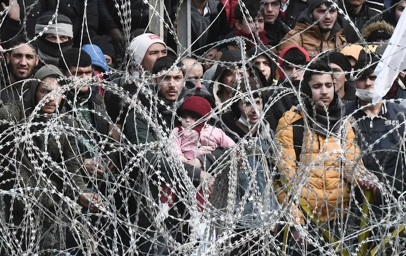 Ovako je to izgledalo jučer s grčke strane. Migranti čekaju zbijeni kraj bodljikave žive na turskoj strani. 