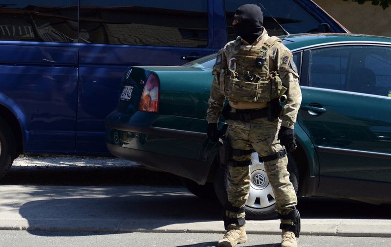 Bosnian Special Police Forces officer secures the perimeter during an arrest operation in Sarajevo, on August 30, 2017. - Bosnian police have arrested one individual, and search the premises for weapons or explosive materials. Bosnian State Prosecutor Office stated that the individual was recently deported from Austria as being related to potential risk of terrorism and connections with persons who returned from wars in Syria and Iraq. (Photo by ELVIS BARUKCIC / AFP)