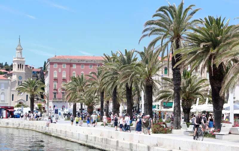 12.06.2017., Split - Grad je pun turista koji razgledavaju grad ili odmaraju na Rivi.
Photo: Miranda Cikotic/PIXSELL