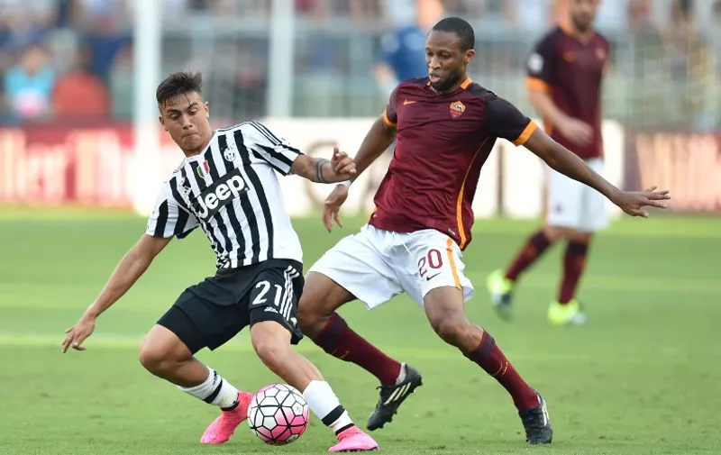 Roma's midfielder from Mali Seydou Keita (R) vies with Juventus' forward from Argentina Paulo Dybala during the Italian Serie A football match AS Roma vs Juventus on August 30, 2015 at the Olympic stadium in Rome.      AFP PHOTO / ALBERTO PIZZOLI