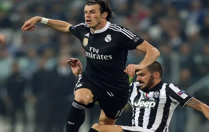 Juventus' defender Leonardo Bonucci (R) fights for the ball with Real Madrid's Welsh forward Gareth Bale during the UEFA Champions League semi-final first leg football match Juventus vs Real Madrid on May 5, 2015 at the Juventus stadium in Turin.       AFP PHOTO / MARCO BERTORELLO