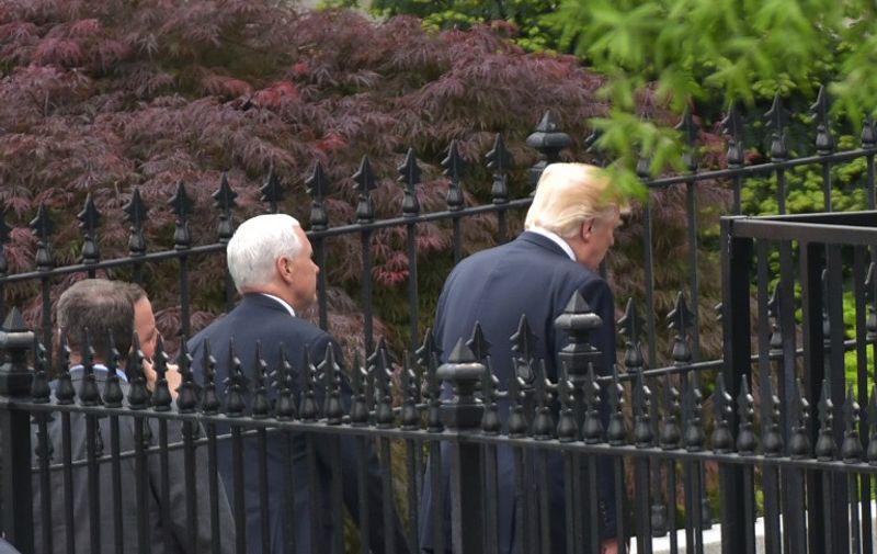 US President Donald Trump (R) and Vice President Mike Pence walk to the Eisenhower Executive Office Building to brief US senators on the situation in North Korea, on April 26, 2017 in Washington, DC. / AFP PHOTO / MANDEL NGAN