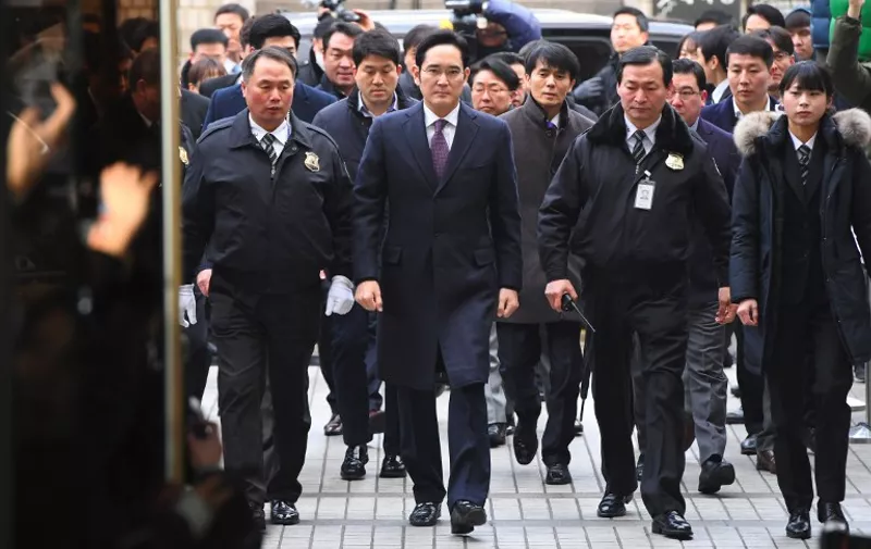 Samsung Group's heir-apparent Lee Jae-Yong (C) arrives at court for a hearing to review the issuing of his arrest warrant at the Seoul Central District Court in Seoul on January 18, 2017.
South Korean prosecutors on January 16 sought the arrest of the heir to the Samsung empire over a scandal that has seen the country's president impeached, in the latest setback for the giant conglomerate. / AFP PHOTO / JUNG Yeon-Je
