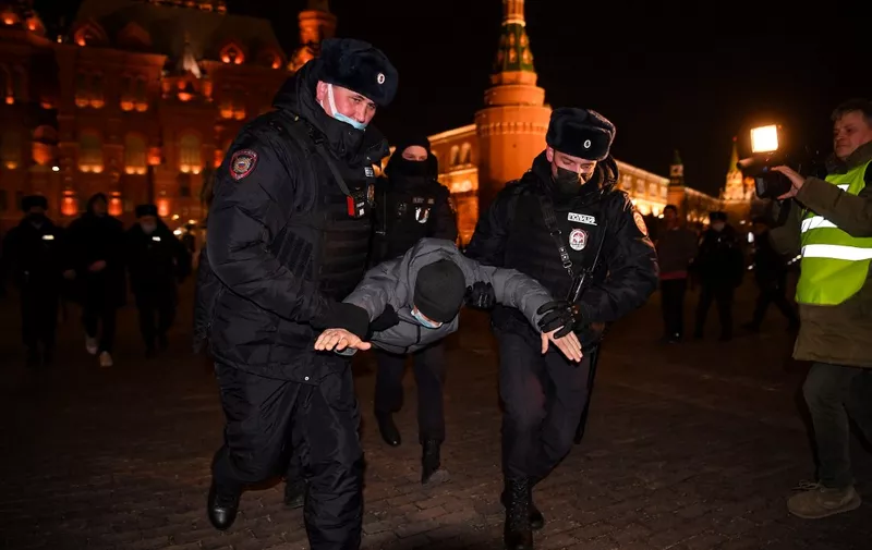 Police officers detain a man during a protest against Russia's invasion of Ukraine in central Moscow on March 2, 2022. - Jailed Kremlin critic Alexei Navalny on March 2 urged Russians to stage daily protests against Moscow's invasion of Ukraine, saying the country should not be a "nation of frightened cowards" and calling Vladimir Putin "an insane little tsar." (Photo by NATALIA KOLESNIKOVA / AFP)