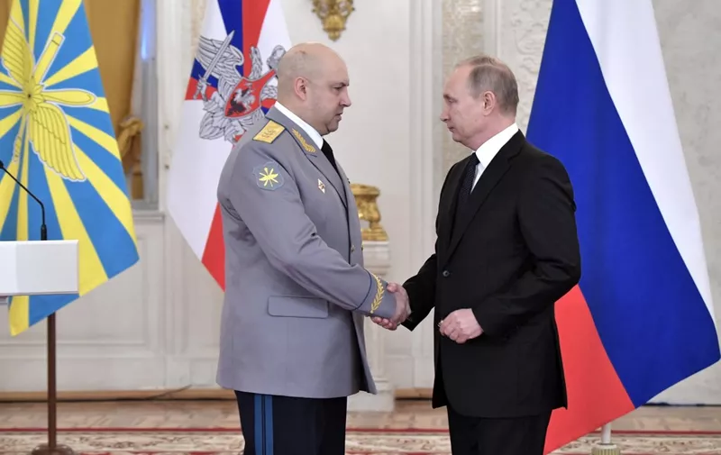 In this picture taken on December 28, 2017 Russian President Vladimir Putin presents an award to Colonel General Sergei Surovikin, the commander of Russian troops in Syria, during a ceremony to bestow state awards on military personnel who fought in Syria, at the Kremlin in Moscow. (Photo by Alexei NIKOLSKY / SPUTNIK / AFP)
