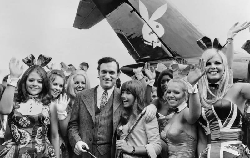 Photo taken on August 30, 1970 shows US Playboy Magazine publisher Hugh Hefner (top), his girlfriend actress Barbara Benton and other playmates arriving at Le Bourget airport with the Playboy jet "Big Bunny". AFP PHOTO / AFP PHOTO / CENTRAL PRESS / STRINGER