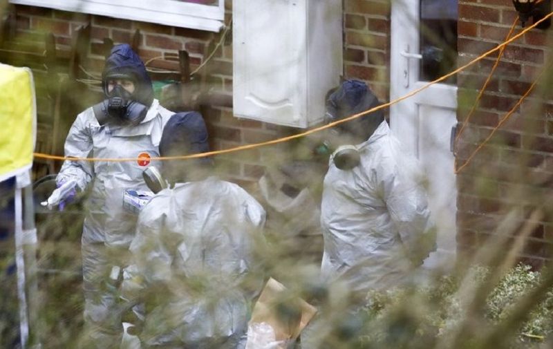 Investigators work in the garden of Sergei Skripal's house in Salisbury, southern England, on March 22, 2018, as investigations and operations continue in connection with the major incident sparked after a man and a woman were apparently poisoned in a nerve agent attack in Salisbury on March 4. / AFP PHOTO / Geoff CADDICK