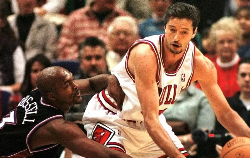 Toni Kukoc (R) of the Chicago Bulls tries to fight off Bryon Russell of the Utah Jazz during the first game of the NBA season in Salt Lake City, Utah, 05 February.  AFP PHOTO GEORGE FREY (Photo by GEORGE FREY / AFP)