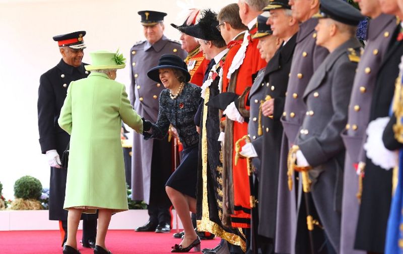 Britain's Queen Elizabeth II greets British Prime Minister Theresa May during a ceremonial welcome at Horse Guards Parade for Colombia's President Juan Manuel Santos and his wife Maria Clemencia de Santos in central London, on November 1, 2016.
Colombian President Juan Manuel Santos, who won this year's Nobel Peace Prize for his efforts to implement a peace deal with FARC rebels, begins a state visit to Britain that includes a trip to once conflict-ridden Northern Ireland. / AFP PHOTO / POOL / Gareth Fuller