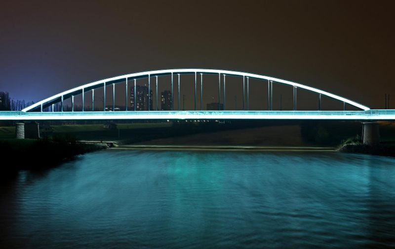16.11.2017., Zagreb - Zeleni zeljeznicki most, zahvaljujuci grafitu s prezimenom Jimija Hendrixa dobio je gotovo kultni status i postao jednim od simbola urbane pop-kulture grada Zagreba. Odnedavno je dekoriran rasvjetom kojom se naglasavaju konture donjeg dijela mosta cijelom duzinom glavne grede (310m) te gornjeg ustroja mosta (vertikalnih vjesaljki i luka mosta) statickom, neutralno bijelom svjetloscu, dok se dinamicka rasvjeta u boji aktivira prolaskom vlaka, s prvim vagonom iza lokomotive. 
Photo: Igor Kralj/PIXSELL