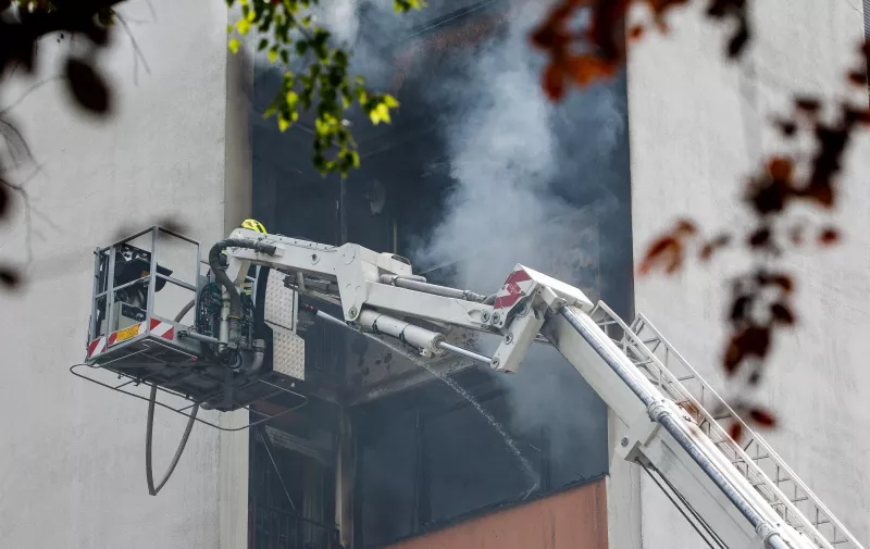 15.08.2020., Zagreb - Vatrogasci gase pozar na stambenoj zgradi u Tijardovicevoj ulici 22.
Photo: Davor Puklavec/PIXSELL