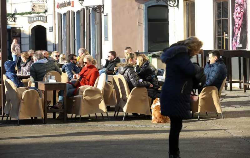 14.01.2023., Samobor - Suncano prijepodne na glavnom samoborskom trgu gradjani iskoristili za uzivanje na terasama kafica. Photo: Zeljko Hladika/PIXSELL