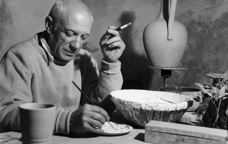 Pablo Picasso applies himself to a project of ceramics in his workshop in Vallauris April 1949.
Pablo Picasso s'adonne à la céramique dans son atelier de Vallauris en avril 1949.
 / AFP