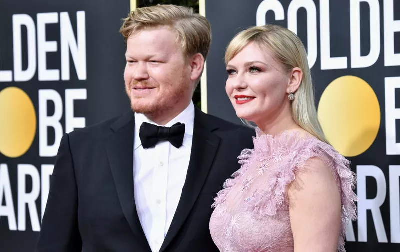 BEVERLY HILLS, CALIFORNIA - JANUARY 05: (L-R) Jesse Plemons and Kirsten Dunst attend the 77th Annual Golden Globe Awards at The Beverly Hilton Hotel on January 05, 2020 in Beverly Hills, California.   Frazer Harrison/Getty Images/AFP (Photo by Frazer Harrison / GETTY IMAGES NORTH AMERICA / Getty Images via AFP)