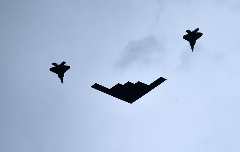 A B-2 Spirit plane (C) escorted by two F-22 Raptors fly past Lincoln Memorial during the "Salute to America" Fourth of July event in Washington, DC, July 4, 2019. (Photo by Brendan Smialowski / AFP)
