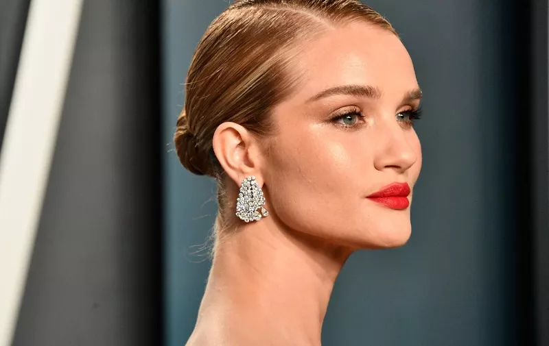 BEVERLY HILLS, CALIFORNIA - FEBRUARY 09: Rosie Huntington-Whiteley attends the 2020 Vanity Fair Oscar Party hosted by Radhika Jones at Wallis Annenberg Center for the Performing Arts on February 09, 2020 in Beverly Hills, California.   Frazer Harrison/Getty Images/AFP (Photo by Frazer Harrison / GETTY IMAGES NORTH AMERICA / Getty Images via AFP)