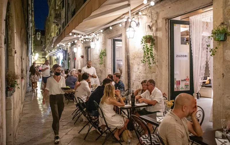 21.07.2021., Stara gradska jezgra, Dubrovnik - Pun Stradun i jos puniji restorani u kojima se ceka red za mjesto. 
Photo: Grgo Jelavic/PIXSELL