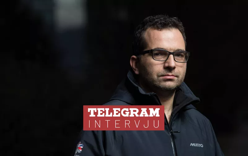 Muškarac s naočalama u tamnoj jakni gleda u kameru, s natpisom Telegram intervju na slici.
