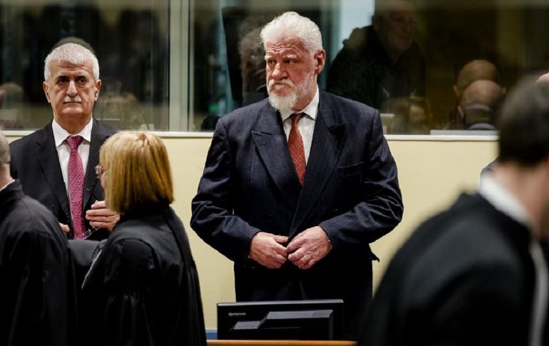 Croatian former general Slobodan Praljak (C) arrives at the International Criminal Tribunal for the former Yugoslavia (ICTY), prior to the judgement in his appeal case, along with five other former Bosnian Croat political and military leaders on November 29, 2017 at the Hague international court, in the court's final verdict for war crimes committed during the break-up of Yugoslavia.
In a stunning drama at a UN war crimes court on November 29, Slobodan Praljak appeared to drink poison seconds after judges upheld his 20-year sentence. / AFP PHOTO / ANP AND POOL / Robin van Lonkhuijsen