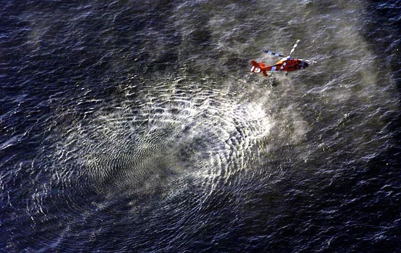 A US Coast Guard rescue helicopter inspects the area off Point Mugu, California 01 February 2000 where Alaska Airlines Flight 261 crashed 31 January 2000 carrying some 83 passengers and 5 crew members. The rescue operation continues after an all-night search.      (ELECTRONIC IMAGE)  AFP PHOTO/Hector MAT (Photo by HECTOR MATA / AFP)