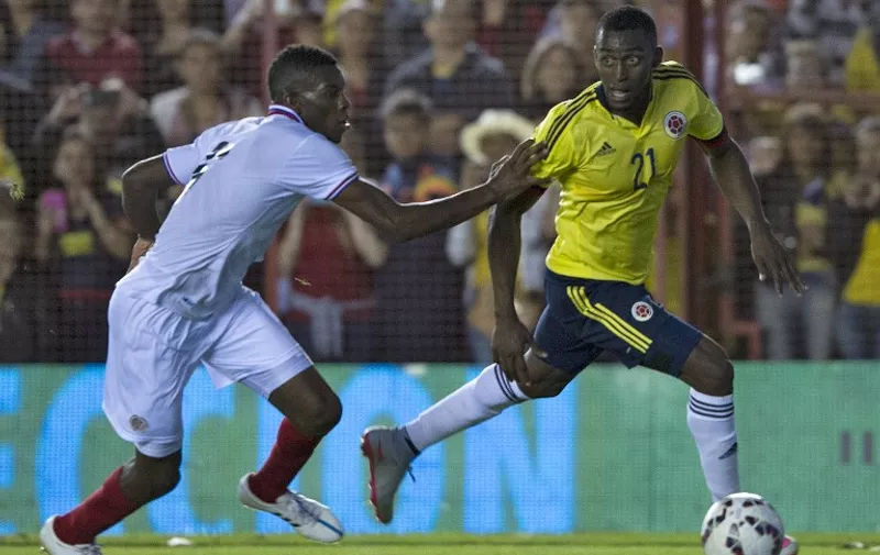 Colombia's forward Jackson Martinez (R) vies for the ball with Costa Rica's defender Keyner Brown during a friendly football match at Diego Armando Maradona stadium in Buenos Aires, Argentina on June 6, 2015, ahead of the 44th edition of the Copa America to be held in Chile from June 11 to July 4.  AFP PHOTO / Alejandro PAGNI