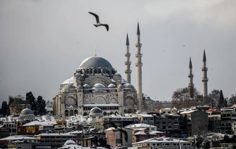 This picture taken on December 31, 2015 shows a general view of the Suleymaniye mosque during a snowfall in Istanbul.
Istanbul governors office has urged people to avoid going outside unless necessary, citing expectation of heavy snowfall until January 2, 2016. / AFP / OZAN KOSE