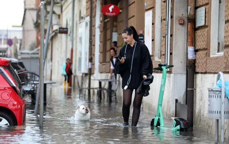 Poplava u Rijeci, djevojka sa psom