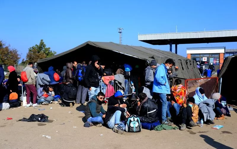 24.10.2015., Opatovac Izbjeglice stizu u privremeni kamp gdje ih se registrira, a zatim cekaju polazak autobusa koji ih prevoze prema Sloveniji. Photo: Davor Javorovic/PIXSELL