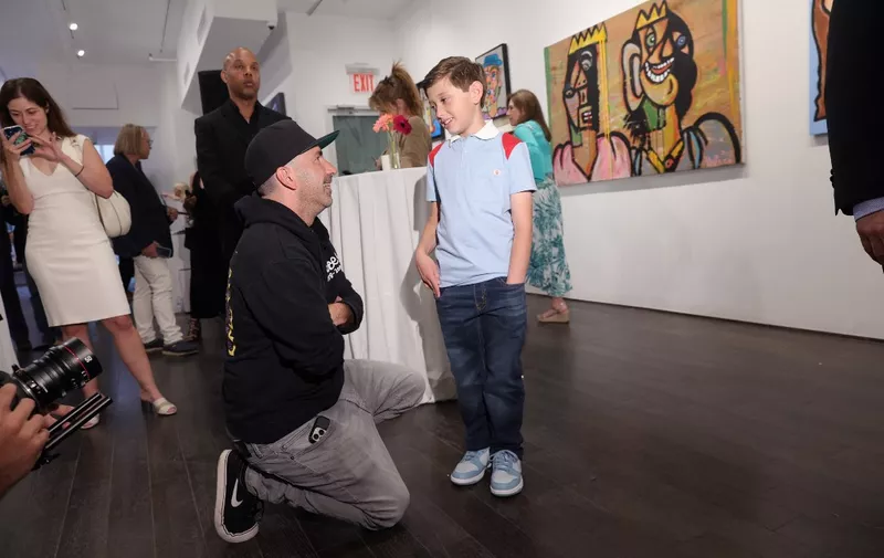 NEW YORK, NEW YORK - JUNE 23: (L-R) Scott Budnick and young artist Andres Valencia attend Valencia's "No Rules" exhibition opening reception at Chase Contemporary gallery on June 23, 2022 in New York City.   Michael Loccisano/Getty Images/AFP (Photo by Michael loccisano / GETTY IMAGES NORTH AMERICA / Getty Images via AFP)