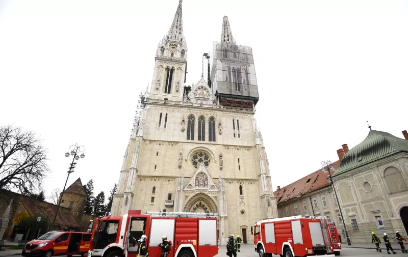 22.03.2020., Zagreb - Potres ostetio Zagrebacku katedralu. Vatrogasci ispred Katedrale. Photo: Marko Lukunic/PIXSELL